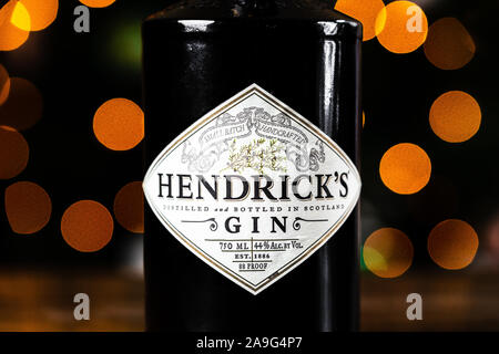 Hendrick's Gin Flasche vor der Weihnachtsbeleuchtung. Hendrick's Gin hat von William Grant & Söhne an der Girvan Distillery erstellt seit 1999. Stockfoto