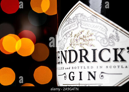 Hendrick's Gin Flasche vor der Weihnachtsbeleuchtung. Hendrick's Gin hat von William Grant & Söhne an der Girvan Distillery erstellt seit 1999. Stockfoto