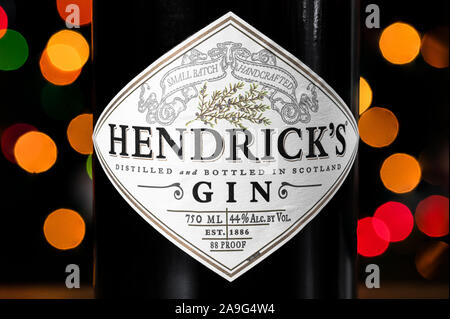 Hendrick's Gin Flasche vor der Weihnachtsbeleuchtung. Hendrick's Gin hat von William Grant & Söhne an der Girvan Distillery erstellt seit 1999. Stockfoto