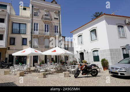 Eine Leitaria Restaurant In einem schönen, ruhigen Platz Largo da Assuncao Cascais Portugal. Mit Sitzgelegenheiten im Freien. Stockfoto