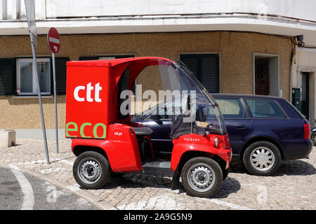 Eine rote Paxster elektrische Post Fahrzeug Der portugiesischen Postdienst CTT Correios de Portugal in Cascais Portugal Stockfoto