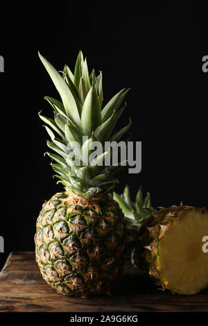 Ananas und die andere Hälfte auf Holztisch, Platz für Text Stockfoto