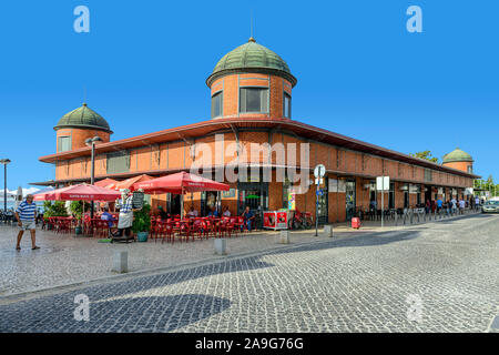 Das Olhao Fisch- und Produztzemarkt mit seinem Restaurant im Freien. Olhao, Ostalgarve, Portugal. Stockfoto