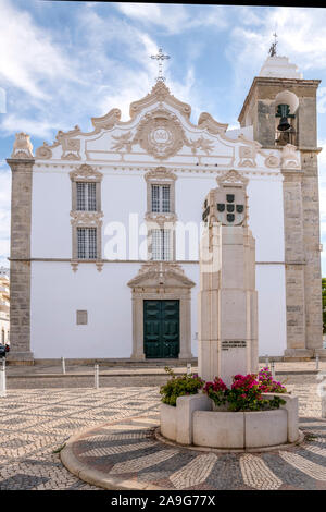 Die weiße Kirche von Igreja Matriz de Nossa Senhora do Rosário e Capela de Nosso Senhor dos Aflitos. Olhao Algarve, Portugal. Stockfoto