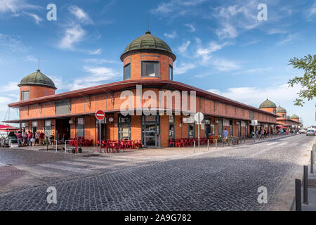 Das Olhao Fisch- und Produztzemarkt mit seinem Restaurant im Freien. Olhao, Ostalgarve, Portugal. Stockfoto