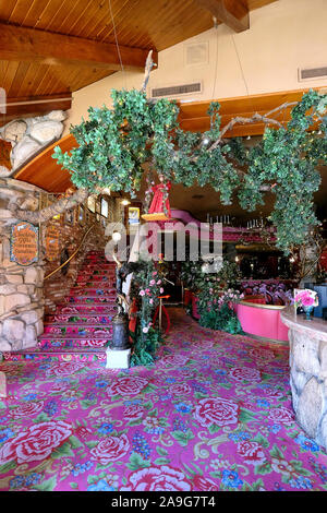 Skurrile Kisch Hotel Madonna Inn am Highway 1, Kalifornien, USA Stockfoto