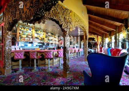 Bar im schrulligen Kitsch-Hotel Madonna Inn am Highway 1, Kalifornien, USA Stockfoto