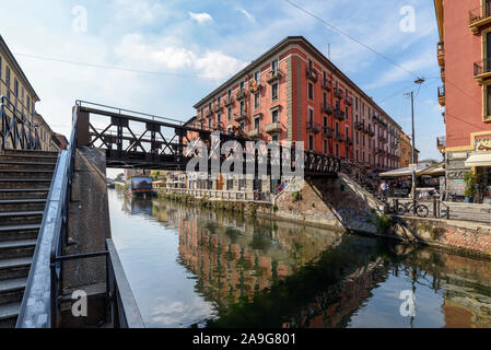 Mailand, Italien - September 10, 2018: Touristen über eine eiserne Brücke über den 'Naviglio Grande' (eine berühmte Kanal Wasserstraße und einen touristischen Bezirk) Stockfoto