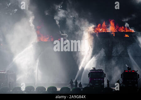 Kunming, Provinz Yunnan in China. 15 Nov, 2019. Feuerwehrleute simulieren, Brand während einer Räumungsübung in Kunming, die Hauptstadt der Provinz Yunnan im Südwesten Chinas, Nov. 15, 2019. Credit: Hu Chao/Xinhua/Alamy leben Nachrichten Stockfoto
