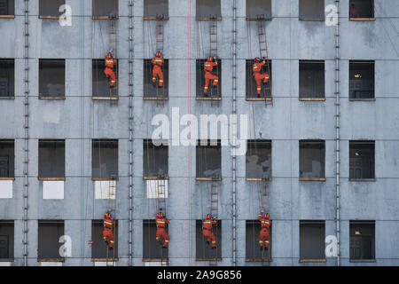 Kunming, Provinz Yunnan in China. 15 Nov, 2019. Feuerwehrleute zeigen rescue Skill während einer Räumungsübung in Kunming, der Hauptstadt der Provinz Yunnan im Südwesten Chinas, Nov. 15, 2019. Credit: Hu Chao/Xinhua/Alamy leben Nachrichten Stockfoto
