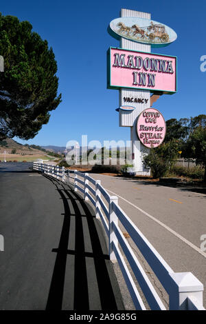 Skurrile Kisch Hotel Madonna Inn am Highway 1, Kalifornien, USA Stockfoto