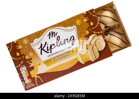 Box von Herr Kipling 8 irische Crème Phantasien, die überaus guten Kuchen geöffnet Inhalte auf weißem Hintergrund zu zeigen Stockfoto