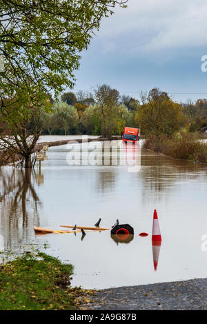 November 2019 Überschwemmungen Eckington Brücke über dem Fluss Avon mit einem gestrandeten Fahrzeug in Worcestershire, England Stockfoto