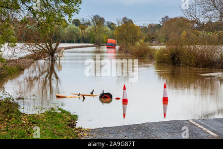 November 2019 Überschwemmungen Eckington Brücke über dem Fluss Avon mit einem gestrandeten Fahrzeug in Worcestershire, England Stockfoto