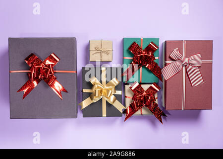 Valentinstag Hintergrund. Verschiedene Geschenkboxen auf Pastell lila Hintergrund. Valentines Tag Konzept. Flach, Ansicht von oben, kopieren Raum Stockfoto