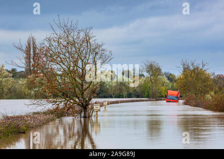 November 2019 Überschwemmungen Eckington Brücke über dem Fluss Avon mit einem gestrandeten Fahrzeug in Worcestershire, England Stockfoto