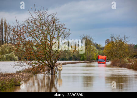 November 2019 Überschwemmungen Eckington Brücke über dem Fluss Avon mit einem gestrandeten Fahrzeug in Worcestershire, England Stockfoto