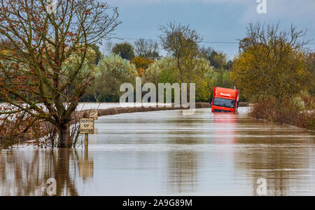 November 2019 Überschwemmungen Eckington Brücke über dem Fluss Avon mit einem gestrandeten Fahrzeug in Worcestershire, England Stockfoto