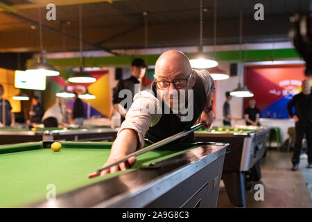 Studentenwerk der Universität Strathclyde, Glasgow, Schottland, Großbritannien. 15 Nov, 2019. Scottish Green Party co leader Patrick Harvie MSP spielt pool Studenten an der Universität Strathclyde. Vor der Sitzung Patrick sagte: "Junge Menschen stimmen in dieser Wahl, das ist unverzeihlich" ignoriert werden: Kay Roxby/Alamy leben Nachrichten Stockfoto