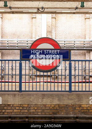 U-Bahn-Station Schild an der High Street Kensington in London, Großbritannien Stockfoto