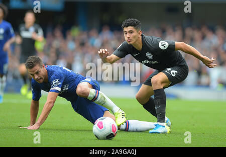 Cesar Azpilicueta von Chelsea Auseinandersetzungen mit Steven Alzate von Brighton während der Chelsea vs Brighton Liga Match an der Stamford Bridge - nur Redaktionelle Verwendung Stockfoto