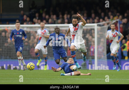 Mateo Kovacic von Chelsea bringt Andros Townsend Crystal Palace während der Chelsea vs Crystal Palace Premier League Match an der Stamford Bridge - Bearbeiten Stockfoto