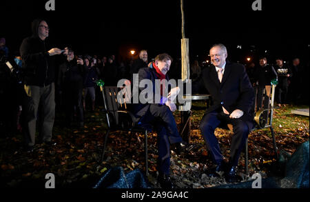 Ehemalige slowakische Präsident Andrej Kiska (rechts) und die Prager sitzende Vaclav Havel Bibliothek Leiter Michael Zantovsky (links) stellte eine Vaclav Havel Bank in Erlangen heute, am Donnerstag, 14. November 2019, ein weiterer in der Reihe von Bänken, die in Tschechien und im Ausland installiert in Gedenken an Havel, der verstorbene Dramatiker Präsident gedreht. Nach Künstler entworfen und Havels Freund Borek Sipek, allen Bänken, geformt wie zwei Sessel, ein runder Tisch mit einem Baum mit seinem Zentrum miteinander verbunden sind. Die heutige Enthüllungsfeier inszeniert wurde innerhalb der Freiheit Festival in Erlangen auf den 30. Jahrestag der anti-c Stockfoto