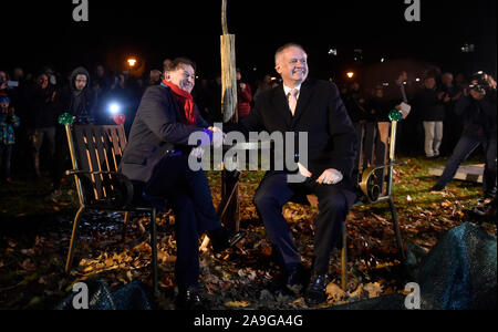 Ehemalige slowakische Präsident Andrej Kiska (rechts) und die Prager sitzende Vaclav Havel Bibliothek Leiter Michael Zantovsky (links) stellte eine Vaclav Havel Bank in Erlangen heute, am Donnerstag, 14. November 2019, ein weiterer in der Reihe von Bänken, die in Tschechien und im Ausland installiert in Gedenken an Havel, der verstorbene Dramatiker Präsident gedreht. Nach Künstler entworfen und Havels Freund Borek Sipek, allen Bänken, geformt wie zwei Sessel, ein runder Tisch mit einem Baum mit seinem Zentrum miteinander verbunden sind. Die heutige Enthüllungsfeier inszeniert wurde innerhalb der Freiheit Festival in Erlangen auf den 30. Jahrestag der anti-c Stockfoto