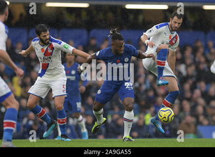 Michy Batshuayi Auseinandersetzungen mit Luka Milivojevic zählte Crystal Palace während der Chelsea vs Crystal Palace Premier League Match an der Stamford Bridge-Redaktion u Stockfoto