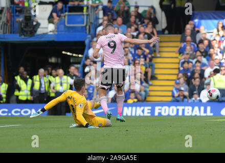 Kepa Arrizabalaga von Chelsea macht ein Fehler fast lassen Jamie Vardy von Leicester City Besitz während der Chelsea vs Leicester City Premier Stockfoto