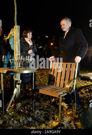 Ehemalige slowakische Präsident Andrej Kiska (rechts) und die Prager sitzende Vaclav Havel Bibliothek Leiter Michael Zantovsky (nicht am Foto) stellte eine Vaclav Havel Bank in Erlangen heute, am Donnerstag, 14. November 2019, ein weiterer in der Reihe von Bänken, die in Tschechien und im Ausland installiert in Gedenken an Havel, der verstorbene Dramatiker Präsident gedreht. Nach Künstler entworfen und Havels Freund Borek Sipek, allen Bänken, geformt wie zwei Sessel, ein runder Tisch mit einem Baum mit seinem Zentrum miteinander verbunden sind. Die heutige Enthüllungsfeier inszeniert wurde innerhalb der Freiheit Festival in Erlangen auf dem 30. Jahrestag o Stockfoto