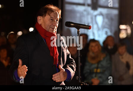 Ehemalige slowakische Präsident Andrej Kiska (nicht am Foto) und die Prager sitzende Vaclav Havel Bibliothek Leiter Michael Zantovsky (Foto) stellte eine Vaclav Havel Bank in Erlangen heute, am Donnerstag, 14. November 2019, ein weiterer in der Reihe von Bänken, die in Tschechien und im Ausland installiert in Gedenken an Havel, der verstorbene Dramatiker Präsident gedreht. Nach Künstler entworfen und Havels Freund Borek Sipek, allen Bänken, geformt wie zwei Sessel, ein runder Tisch mit einem Baum mit seinem Zentrum miteinander verbunden sind. Die heutige Enthüllungsfeier inszeniert wurde innerhalb der Freiheit Festival in Erlangen auf dem 30. Jahrestag o Stockfoto