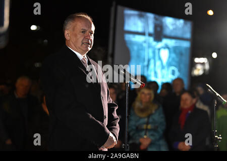 Ehemalige slowakische Präsident Andrej Kiska (Foto) und die Prager sitzende Vaclav Havel Bibliothek Leiter Michael Zantovsky (nicht am Foto) stellte eine Vaclav Havel Bank in Erlangen heute, am Donnerstag, 14. November 2019, ein weiterer in der Reihe von Bänken, die in Tschechien und im Ausland installiert in Gedenken an Havel, der verstorbene Dramatiker Präsident gedreht. Nach Künstler entworfen und Havels Freund Borek Sipek, allen Bänken, geformt wie zwei Sessel, ein runder Tisch mit einem Baum mit seinem Zentrum miteinander verbunden sind. Die heutige Enthüllungsfeier inszeniert wurde innerhalb der Freiheit Festival in Erlangen auf dem 30. Jahrestag o Stockfoto