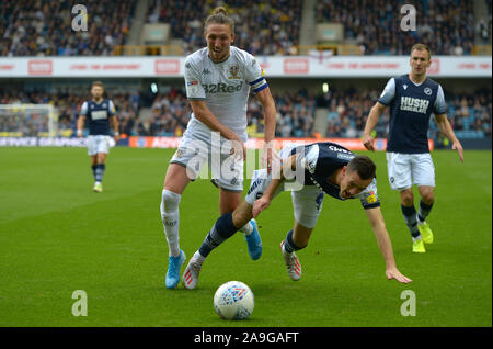 Shaun Williams von Millwall und Lukas Ayling von Leeds United während des Millwall vs Leeds United EFL Meisterschaft Fußball-Match in der neuen Höhle - Editori Stockfoto