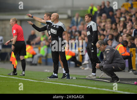 Adam Barrett hausmeister Krippe von Millwall und Marcelo Bielsa Manager von Leeds United während des Millwall vs Leeds United EFL-Fußball-mat Stockfoto