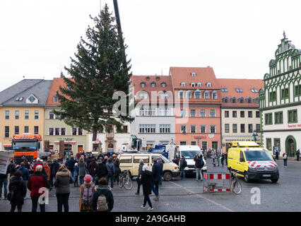 Weimar, Deutschland. 15 Nov, 2019. Die Zukunft Weihnachtsbaum wird auf dem Markt in der Goethe Stadt durch den LKW-Verkehr und errichtet von einem Kran geliefert werden. Die 16 Meter hohen roten Fichten stammt aus einer privaten Eigentums und wurde in der Stadt kostenlos zur Verfügung gestellt. Der Weihnachtsbaum wird mit einer LED-Kette auf 18.11.2019 eingerichtet werden. Credit: Soeren Stache/dpa-Zentralbild/ZB/dpa/Alamy leben Nachrichten Stockfoto