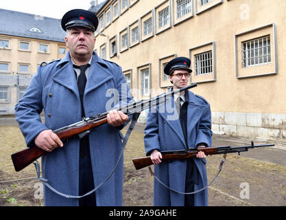 Weimar, Deutschland. 15 Nov, 2019. Dragan Djurovic (L-R) und Tino Ranacher stehen im Innenhof der ehemaligen JVA Weimar als Schauspieler in einem Film Szene während der Dreharbeiten zum Film "Über uns der Himmel". Der Film ist eine German-Serbian - Macedonian-Slovenian - Kroatische co-produktion. Es ist geplant in den deutschen Kinos im Dezember 2020 freigegeben werden. Foto: Martin Schutt/dpa-Zentralbild/dpa/Alamy leben Nachrichten Stockfoto