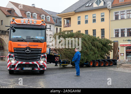 Weimar, Deutschland. 15 Nov, 2019. Die Zukunft Weihnachtsbaum wird an die Goethestadt Markt durch Schwerverkehr geliefert werden. Die 16 Meter hohen roten Fichten stammt aus einer privaten Eigentums und wurde in der Stadt kostenlos zur Verfügung gestellt. Der Weihnachtsbaum wird mit einer LED-Kette auf 18.11.2019 eingerichtet werden. Credit: Soeren Stache/dpa-Zentralbild/ZB/dpa/Alamy leben Nachrichten Stockfoto