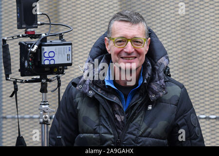 Weimar, Deutschland. 15 Nov, 2019. Srdjan Dragojevic, Direktor, steht im Innenhof der ehemaligen JVA Weimar während der Dreharbeiten zum Film "Über uns der Himmel". Der Film ist eine German-Serbian - Macedonian-Slovenian - Kroatische co-produktion. Es ist geplant in den deutschen Kinos im Dezember 2020 freigegeben werden. Foto: Martin Schutt/dpa-Zentralbild/dpa/Alamy leben Nachrichten Stockfoto