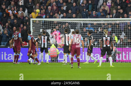 Martin Dubravka von Newcastle Utd speichert von Fabian Balbuena West Ham Utd während der West Ham vs Newcastle United Premier League Match an der London Stockfoto