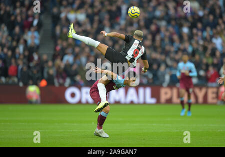 Fabian Balbuena West Ham Utd Auseinandersetzungen mit Joelinton von Newcastle Utd während der West Ham vs Newcastle United Premier League Match an der London Sta Stockfoto