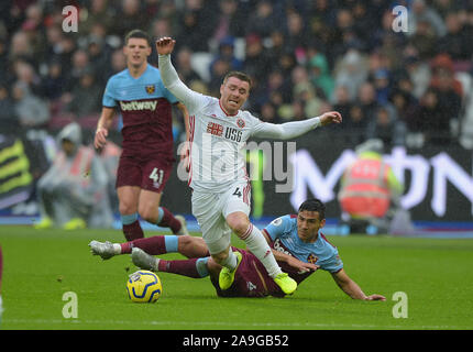 Fabian Balbuena West Ham Utd bringt John Fleck von Sheffield Utd während der West Ham vs Sheffield United Premier League Match an der London Sta Stockfoto