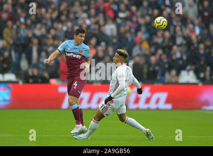 Fabian Balbuena West Ham Utd und Callum Robinson von Sheffield Utd während der West Ham vs Sheffield United Premier League Match an der London: Stockfoto