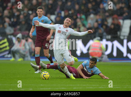 Fabian Balbuena West Ham Utd bringt John Fleck von Sheffield Utd während der West Ham vs Sheffield United Premier League Match an der London Sta Stockfoto