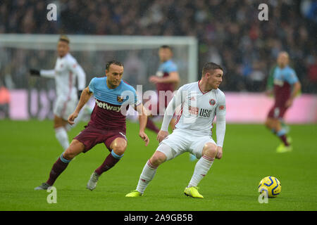 Mark Noble West Ham Utd und John Fleck von Sheffield Utd während der West Ham vs Sheffield United Premier League Match an der London Stadion 26 Oc Stockfoto