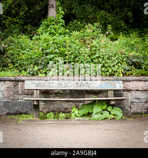 Parkbank. Eine Parkbank Einstellung in einem städtischen Park. Hamburg, Deutschland. Stockfoto