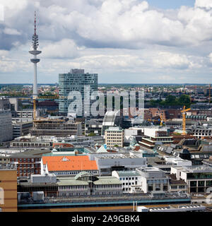 Hamburg, Deutschland. Ein Blick auf die deutsche Stadt Hamburg mit der ikonischen Radio Tower in der Ferne sichtbar. Stockfoto