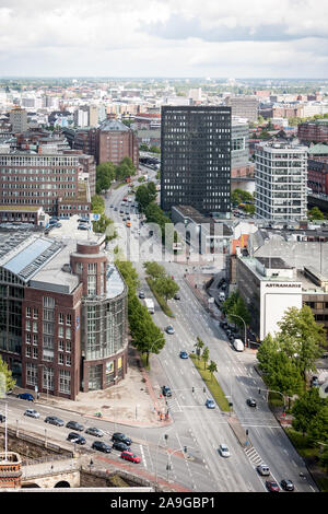 Finanzielle Hamburg, Deutschland. Einen erhöhten Blick auf die Innenstadt von Hamburg mit finanziellen Unternehmen im Blick entlang der Autobahn. Stockfoto