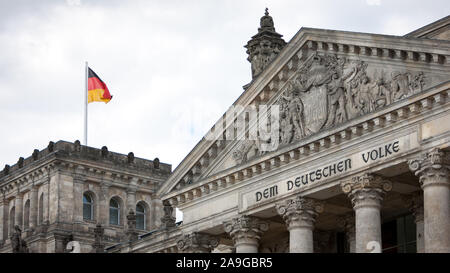 Reichstag, Berlin, Deutschland. Die Widmung auf dem Gesicht des deutschen Parlaments Gebäude, dem Deutschen Volke, heißt übersetzt "dem deutschen Volk". Stockfoto