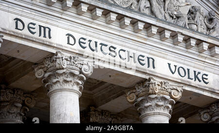 Reichstag, Berlin, Deutschland. Die Widmung auf dem Gesicht des deutschen Parlaments Gebäude, dem Deutschen Volke, heißt übersetzt "dem deutschen Volk". Stockfoto